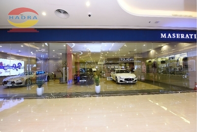 Cửa kính chống cháy, mở không gian cho khu trưng bày xe