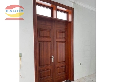 Cửa thép vân gỗ 2 cánh đa dạng mẫu mã cho cửa chính khu công nghiệp