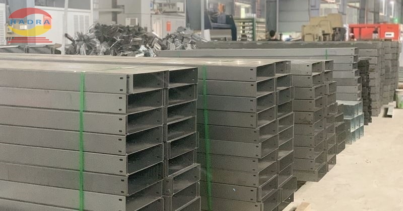 Máng cáp 150x50 thiết kế gọn gàng cho thư viện sách