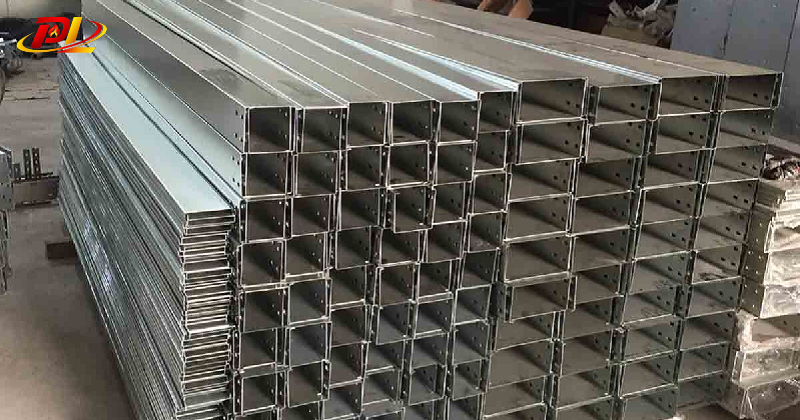 Máng tôn mạ kẽm bảo vệ tốt điện trang trí ngoài trời của biệt thự