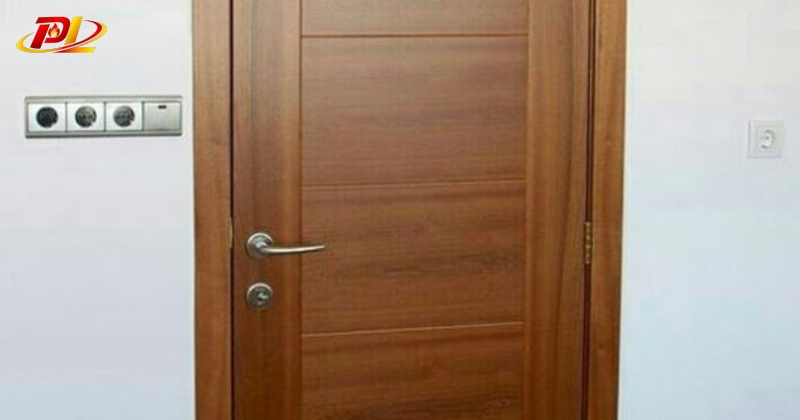 Thanh lý cửa thép vân gỗ và mua mới: Nên chọn hình thức nào?