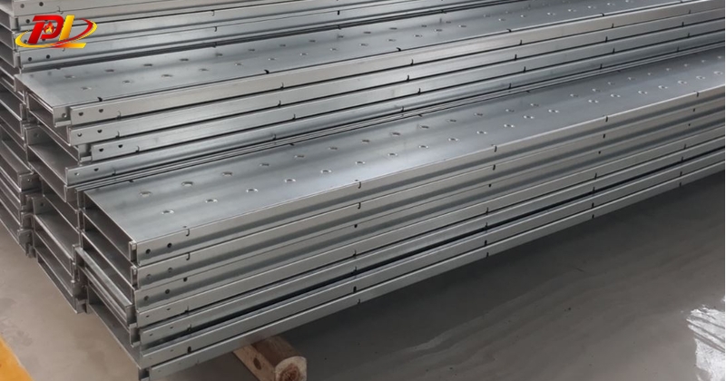 Thang cáp 300x100 phù hợp cho nhà máy sản xuất nước ngọt?