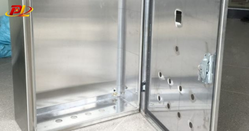 Vỏ tủ điện có thể làm từ nhựa, nhôm, tôn, kẽm,… nhưng bền nhất vẫn là Inox. Vật liệu này chống han gỉ tốt, bền chắc tới hàng chục năm và mang tới nét thẩm mỹ.