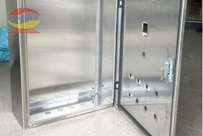 Vỏ tủ điện có thể làm từ nhựa, nhôm, tôn, kẽm,… nhưng bền nhất vẫn là Inox. Vật liệu này chống han gỉ tốt, bền chắc tới hàng chục năm và mang tới nét thẩm mỹ.