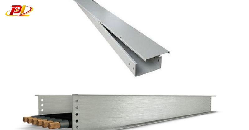 Kích thước máng cáp điện thường có chiều dài từ 2500 đến 3000mm và độ dày từ 1mm đến 2mm. Dòng này được thiết kế đa dạng về kiểu dáng, chất liệu.