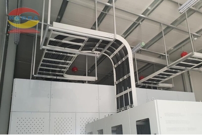 Thang cáp cầu nối vững chắc cho hệ thống điện trường học