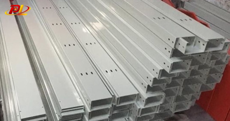 Thang máng điện 250x100 thiết kế cho xưởng lắp ráp ô tô