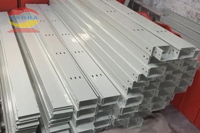 Thang máng điện 250x100 thiết kế cho xưởng lắp ráp ô tô