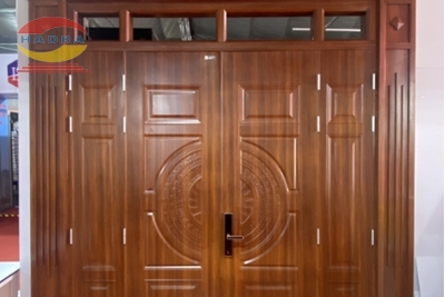 So sánh ưu nhược điểm cửa nhựa lõi thép vân gỗ và cửa thép vân gỗ