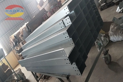 Máng thang cáp nâng cao an toàn cho xưởng chế tạo máy móc