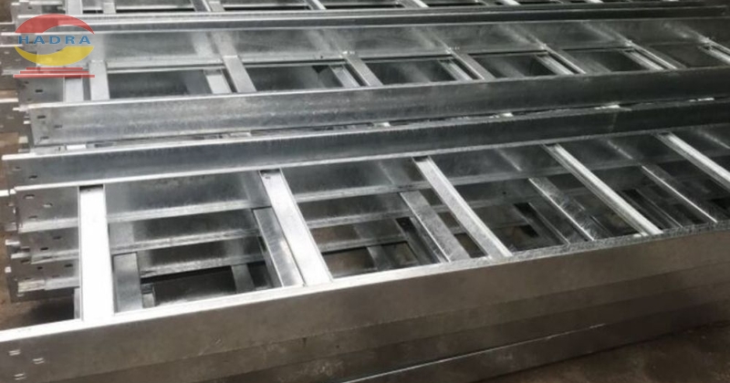 Nên Chọn Thang Cáp Thép ZAM Hay Thép SPCC? So Sánh Chi Tiết & Tư Vấn Chọn Lựa