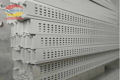 Khi Nào Nên Dùng Khay Cáp Thay Vì Thang Cáp?