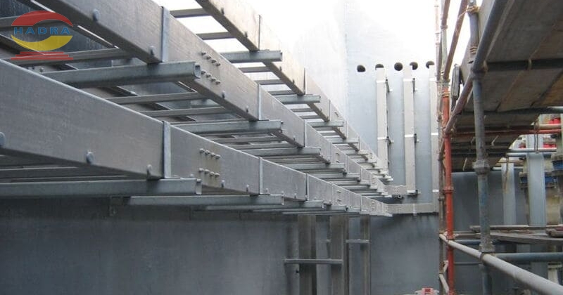 Thang Máng Cáp Trong Môi Trường Hóa Chất – Nên Chọn Vật Liệu Gì?