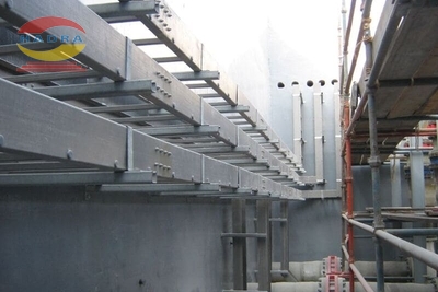 Thang Máng Cáp Trong Môi Trường Hóa Chất – Nên Chọn Vật Liệu Gì?