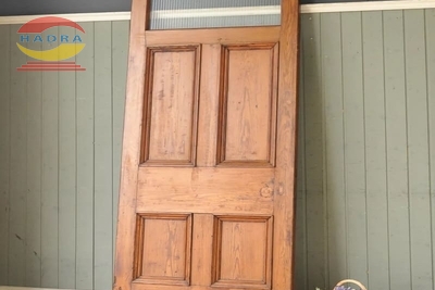 Các Mẫu Cửa Thép Vân Gỗ Biến Tấu Đa Dạng Với Ô Thoáng Kính