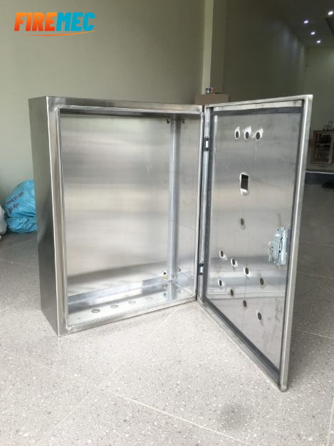 Vì sao nên dùng tủ điện Inox 304 cho nhà máy chế biến hải sản?