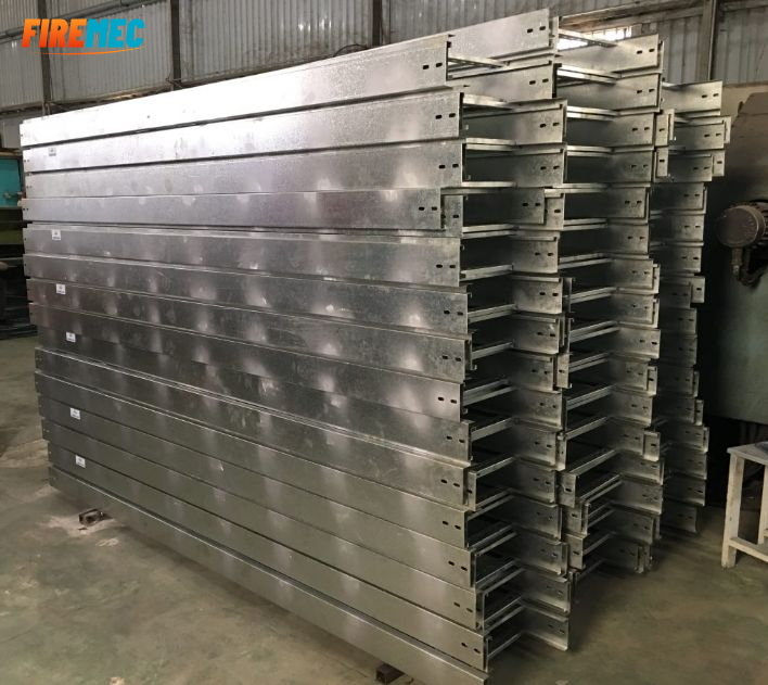 Máng cáp 100x100 thông thoáng, an toàn cho đường điện chung cư