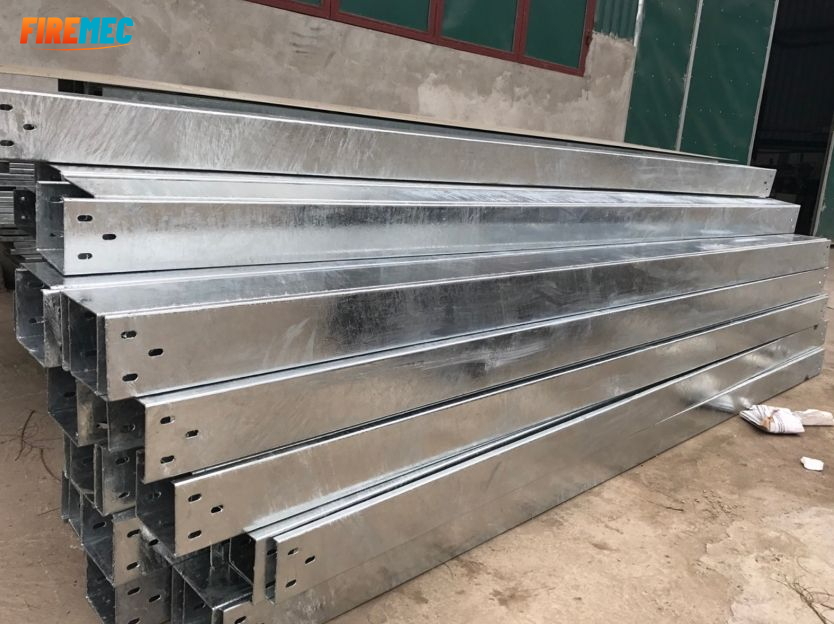 Điểm cộng tuyệt vời khi dùng máng cáp điện mạ kẽm cho xưởng sản xuất tôn