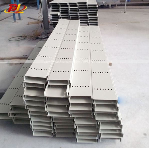Thi công thang máng bảo vệ hệ thống dây điện