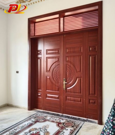 Mẫu cửa thép vân gỗ kết hợp nan chớp