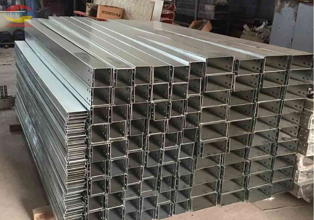 Nên Chọn Máng Cáp Sơn Tĩnh Điện Hay Mạ Kẽm? So Sánh Ưu – Nhược Điểm