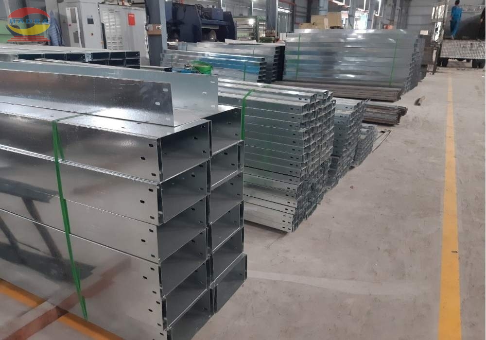 Nên Chọn Máng Cáp Sơn Tĩnh Điện Hay Mạ Kẽm? So Sánh Ưu – Nhược Điểm