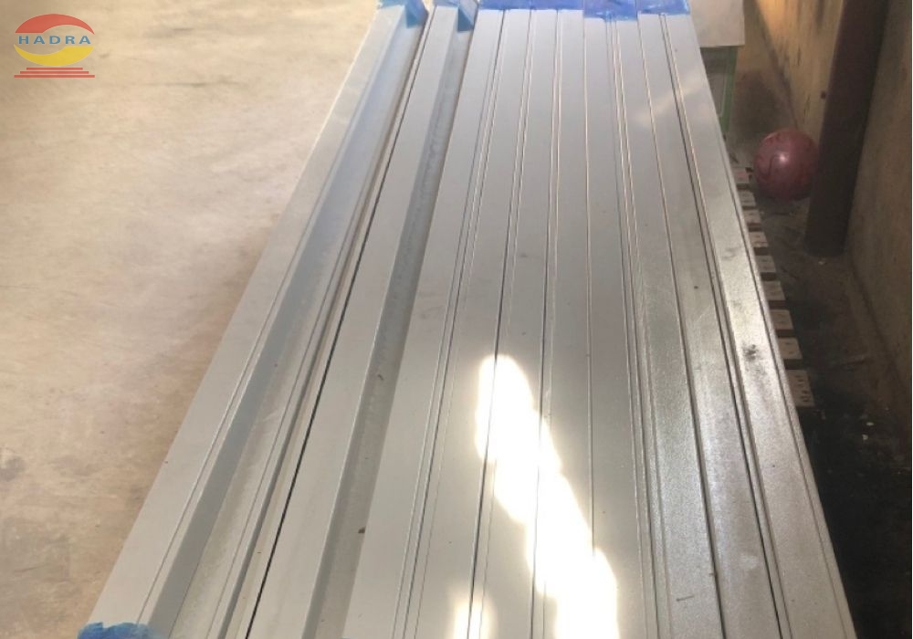 Nên Chọn Máng Cáp Sơn Tĩnh Điện Hay Mạ Kẽm? So Sánh Ưu – Nhược Điểm