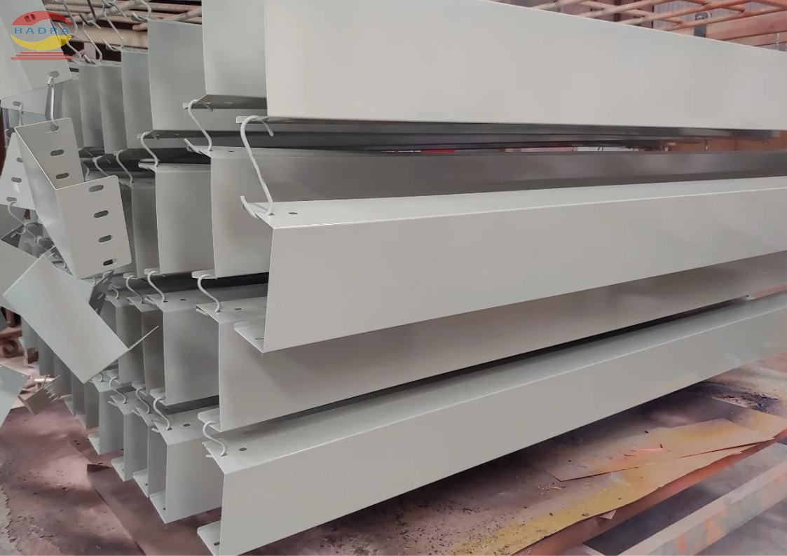 Máng Cáp Sơn Tĩnh Điện 150x100: Giải Pháp Bảo Vệ Và Thẩm Mỹ Cho Công Trình