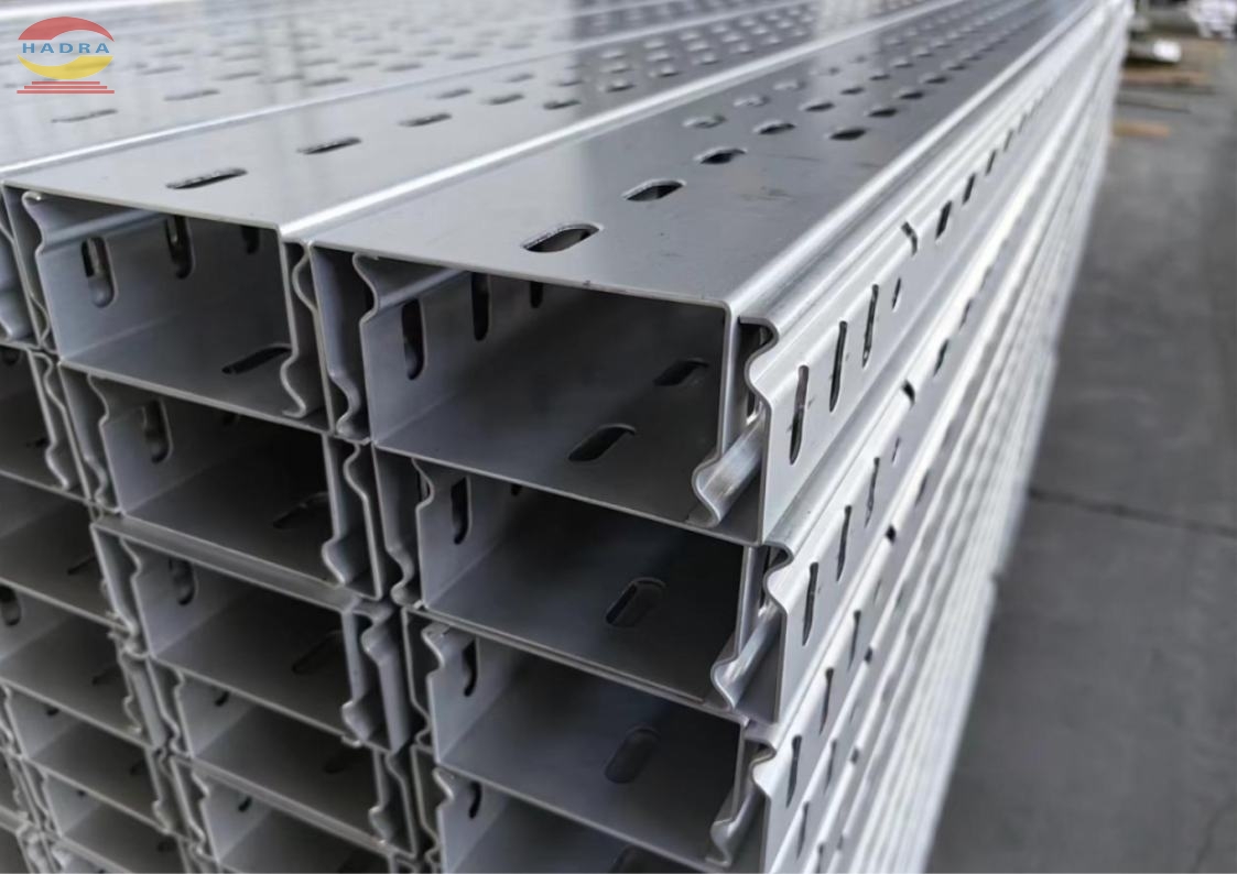 Tại Sao Thang Máng Cáp Là Lựa Chọn Lý Tưởng Cho Hệ Thống Điện Công Nghiệp