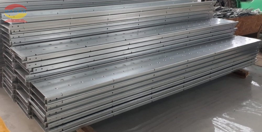 Lựa Chọn Vật Liệu Máng Cáp Trong Môi Trường Hóa Chất Ăn Mòn Cao