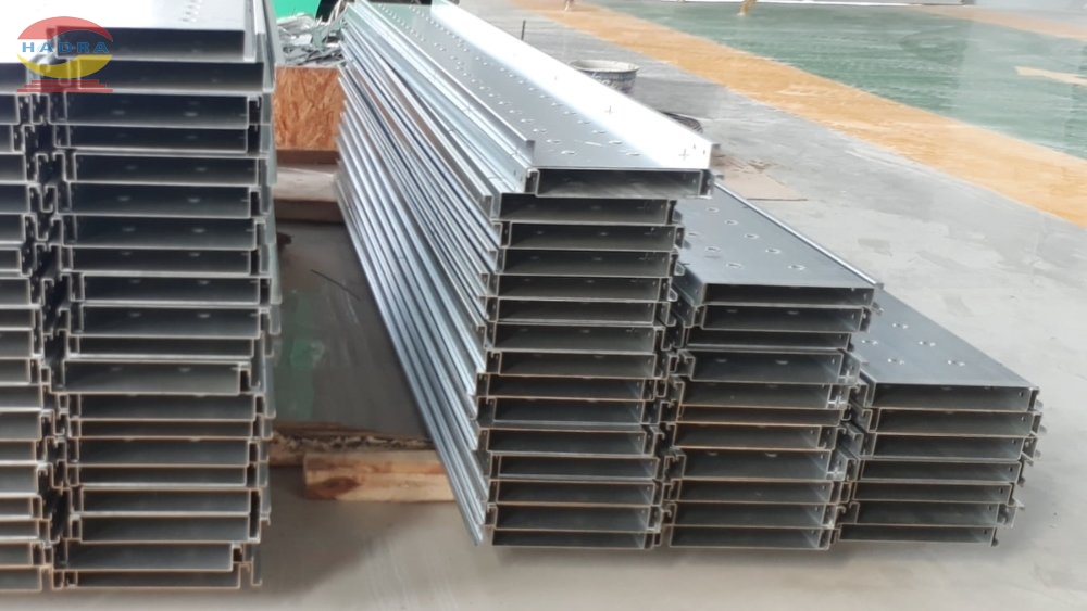 Lựa Chọn Vật Liệu Máng Cáp Trong Môi Trường Hóa Chất Ăn Mòn Cao