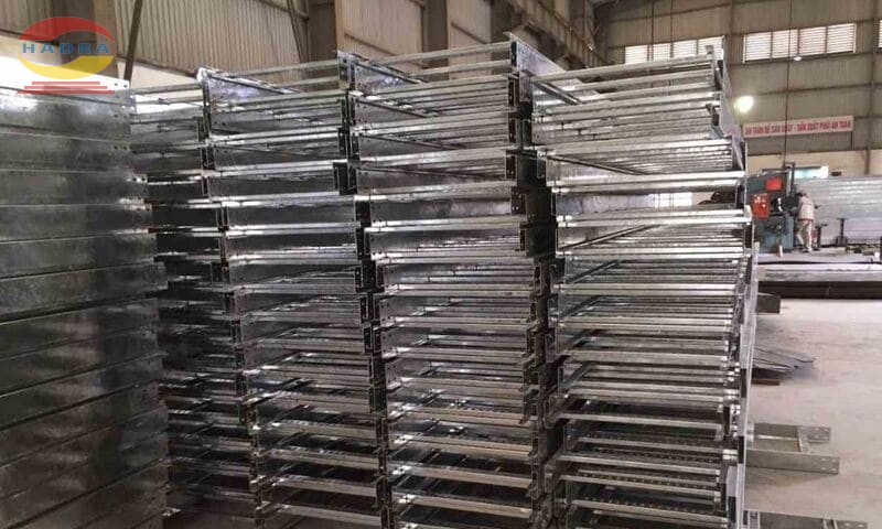 Nên Chọn Thang Máng Cáp Nhúng Nóng Hay Mạ Kẽm Điện Phân?