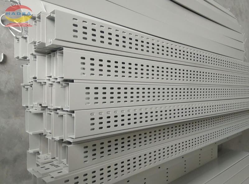 Khi Nào Nên Dùng Khay Cáp Thay Vì Thang Cáp?