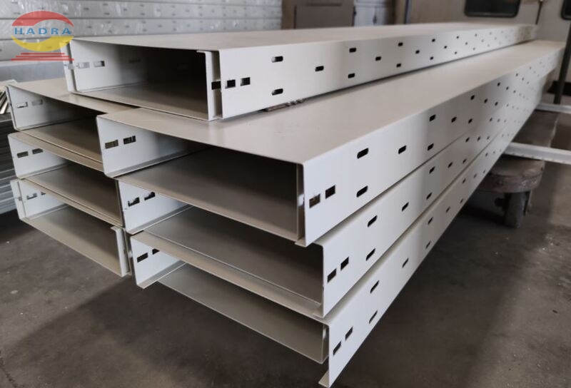Máng Điện Sơn Tĩnh Điện - Lắp Treo Trần Hay Âm Trần Tốt Hơn?