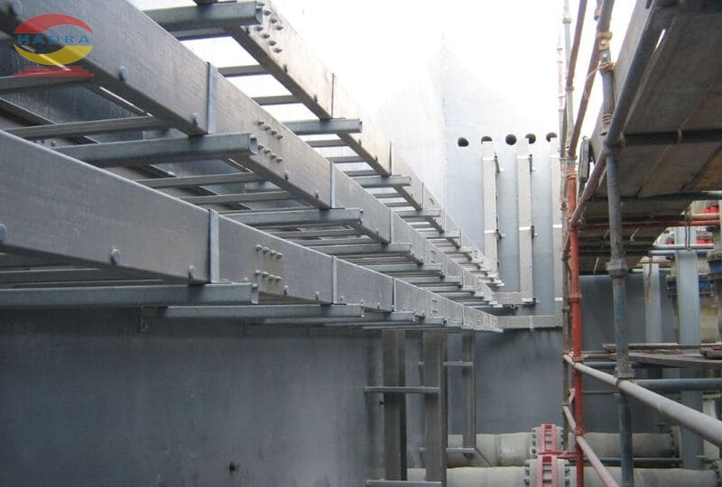 Thang Máng Cáp Trong Môi Trường Hóa Chất – Nên Chọn Vật Liệu Gì?