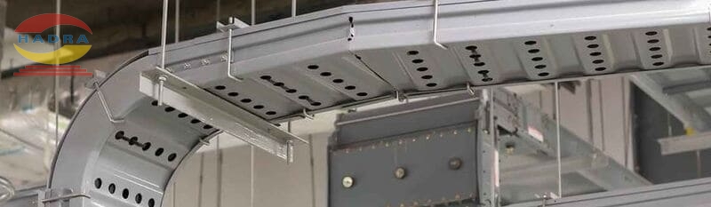 Thang Máng Cáp Trong Môi Trường Hóa Chất – Nên Chọn Vật Liệu Gì?