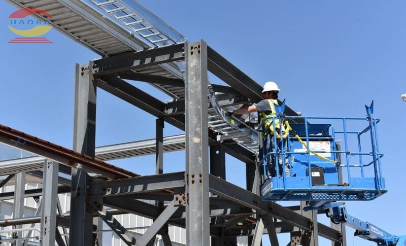 Thang Máng Cáp Trong Môi Trường Hóa Chất – Nên Chọn Vật Liệu Gì?