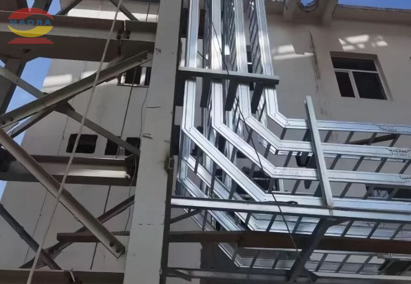 Thang Máng Cáp Trong Môi Trường Hóa Chất – Nên Chọn Vật Liệu Gì?