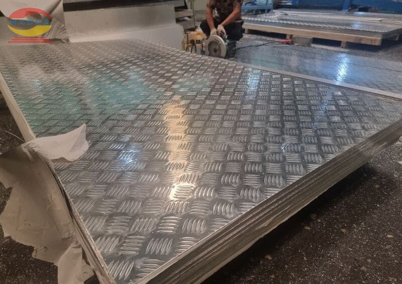 Các Loại Nhôm Tấm Nhám Nào Phù Hợp Chống Trượt Boong Tàu?