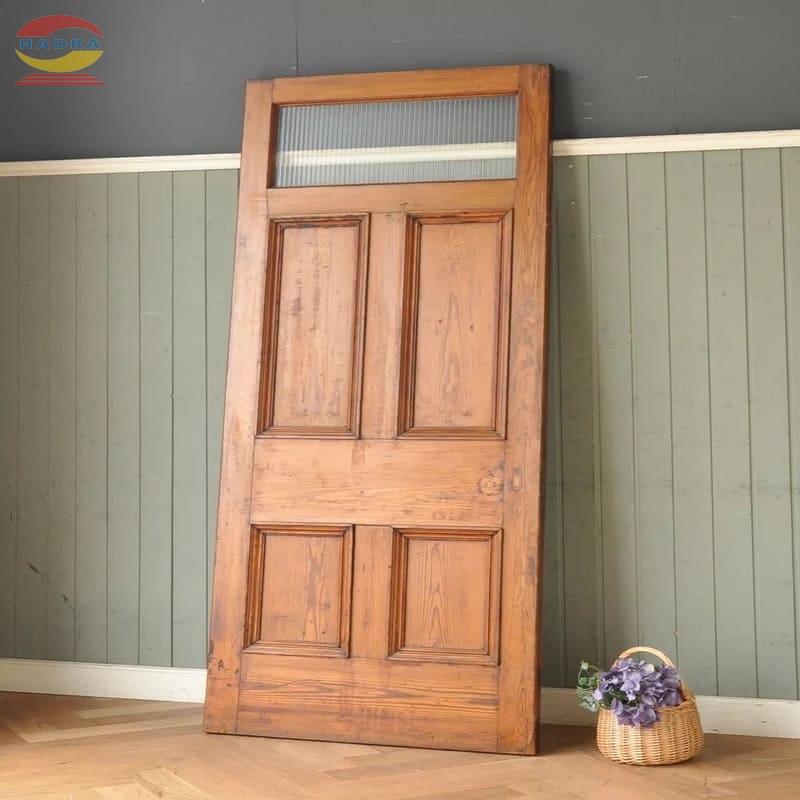 Các Mẫu Cửa Thép Vân Gỗ Biến Tấu Đa Dạng Với Ô Thoáng Kính