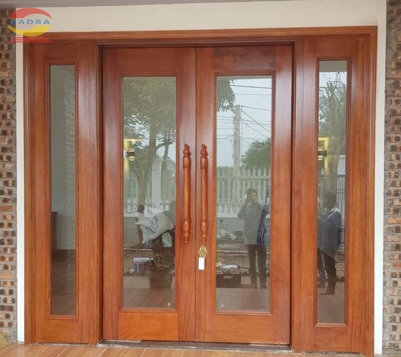 Các Mẫu Cửa Thép Vân Gỗ Biến Tấu Đa Dạng Với Ô Thoáng Kính