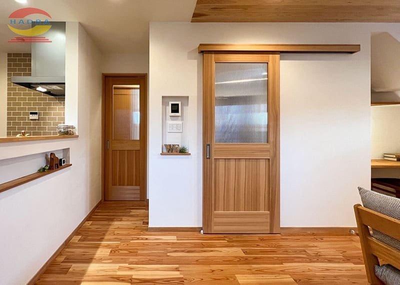 Các Mẫu Cửa Thép Vân Gỗ Biến Tấu Đa Dạng Với Ô Thoáng Kính