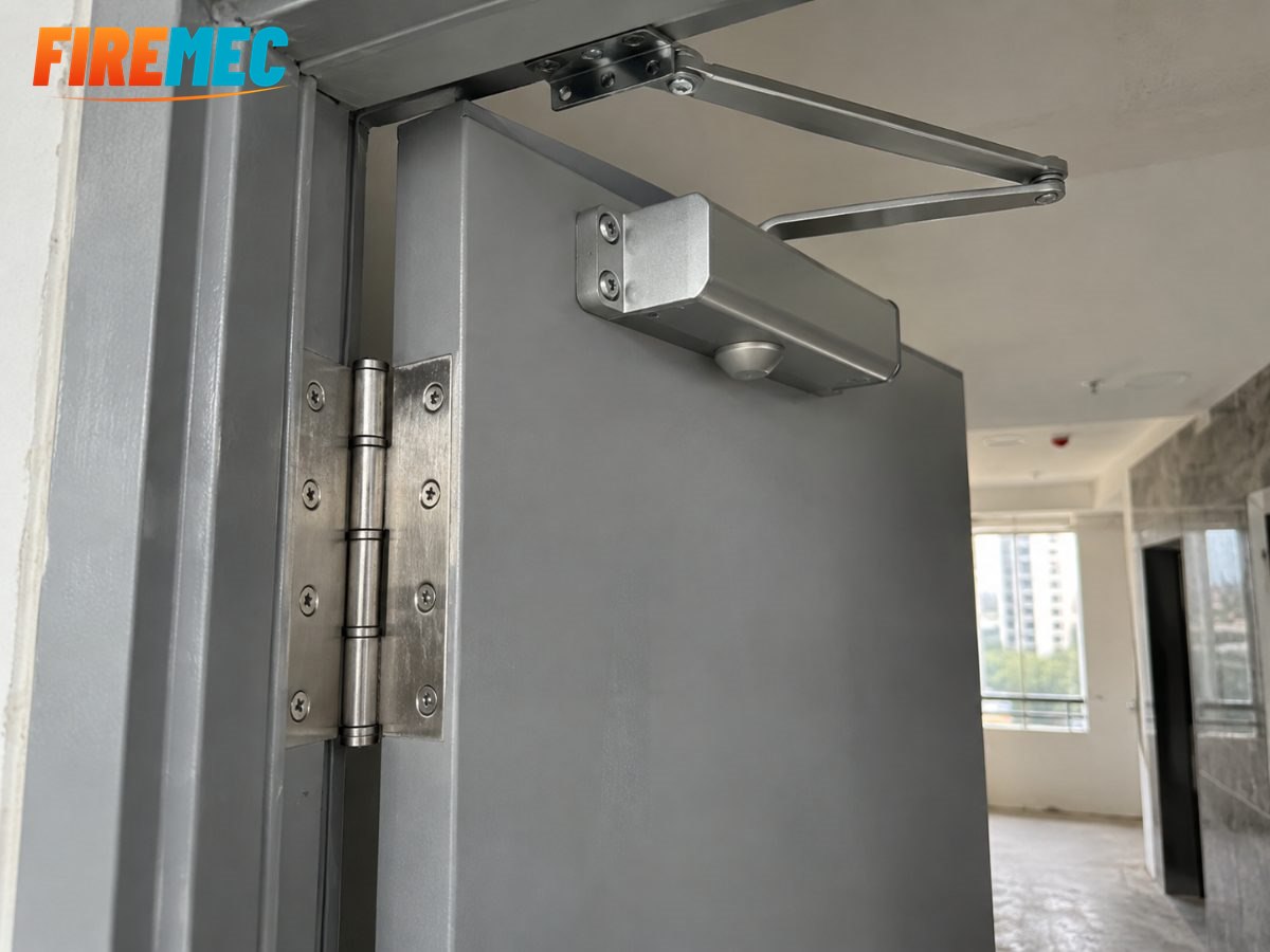 Cửa chống cháy nặng bao nhiêu - bản lề và tay co